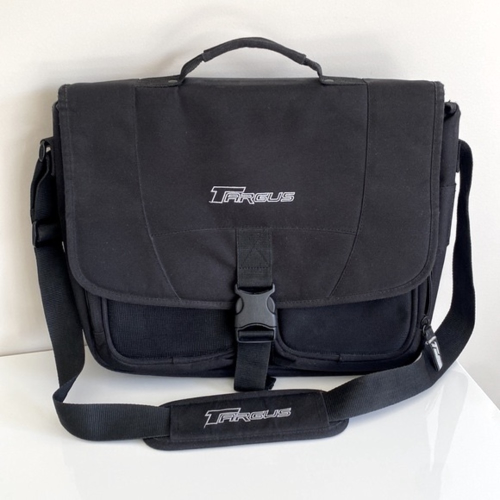 Targus Laptop Messenger Bag in black